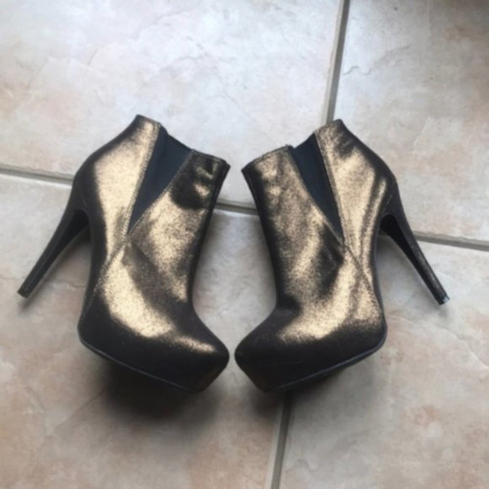💕3/$30💕 NWOT Rock & Republic “Georgine” Bronze Ankle Booties Size 8.5M